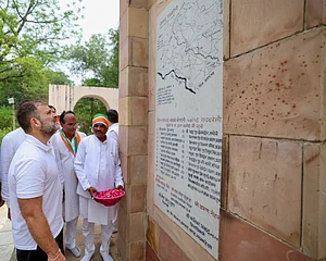 PTI : Rahul Gandhi visits martyrs memorial in Lalganj in Raebareli