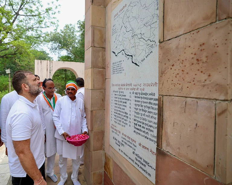 Rahul Gandhi visits martyrs memorial in Lalganj in Raebareli - PTI