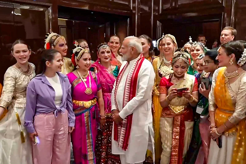 PM Modi interacts with Russian cultural troupe in Moscow