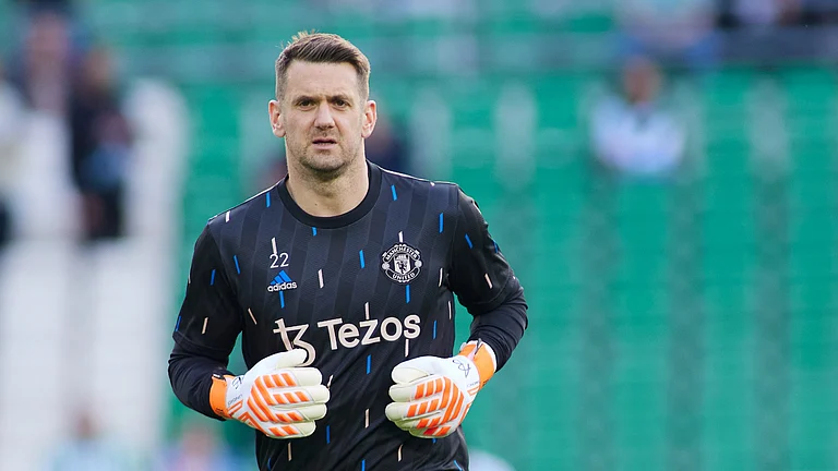 Tom Heaton has signed a contract extension with Manchester United - null