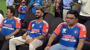 X/@kirtiazaad : Virat Kohli between Jay Shah and Rajeev Shukla during fecilitation ceremony at Wankhede Stadium on Thursday.