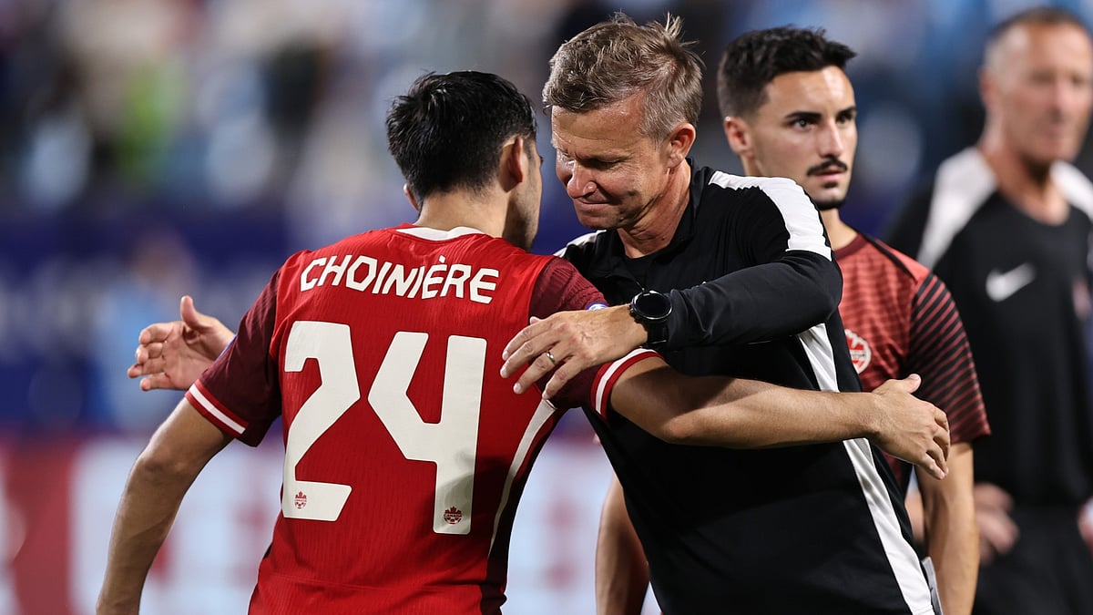 Jesse Marsch hugs Mathieu Choiniere after Canada's defeat