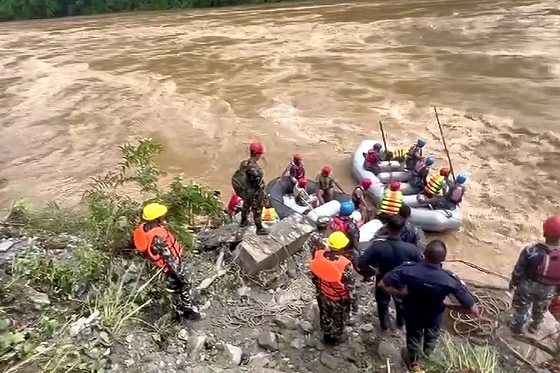 Nepali Army troops during a rescue operation after buses swept away due to landslide in Nepal photo gallery_5