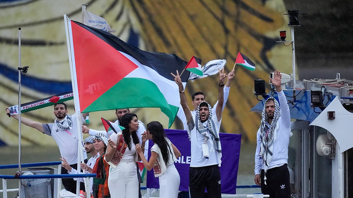 Rebecca Blackwell/AP : The boat carrying team Palestine makes its way down the Seine in Paris