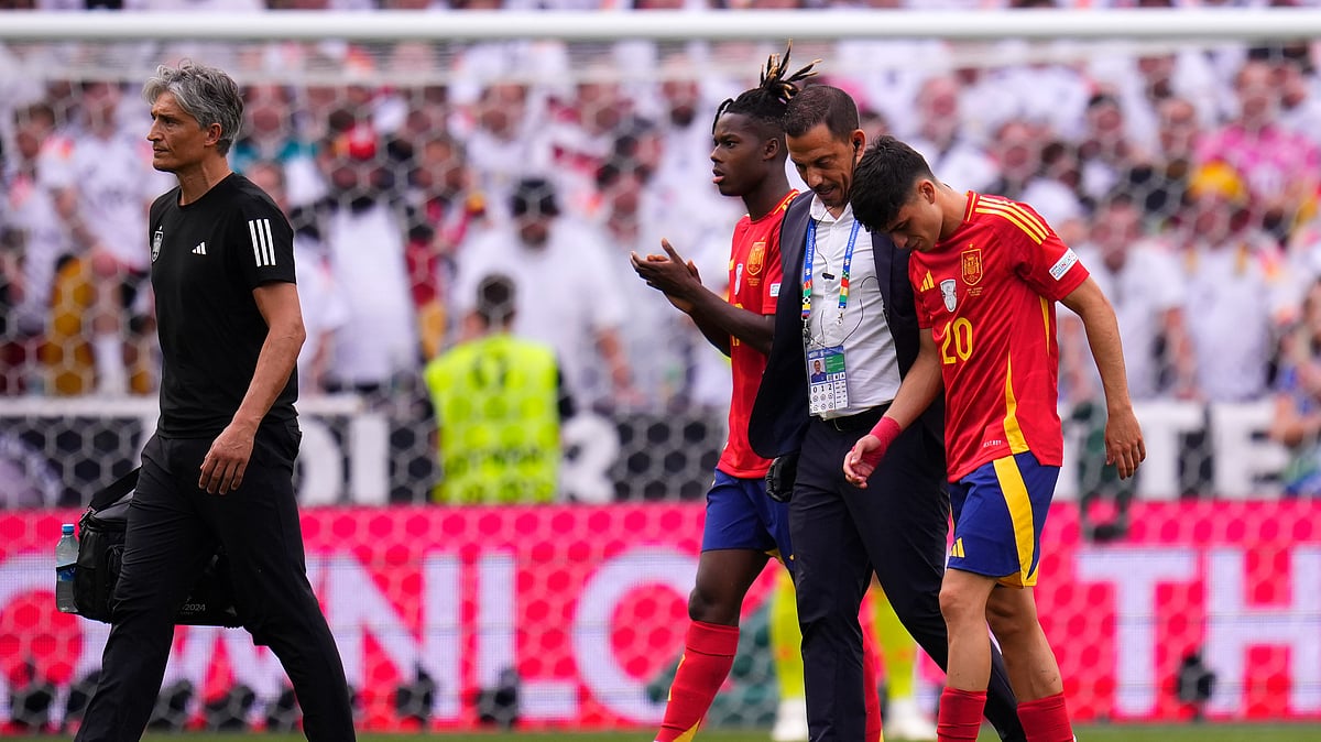 AP Photo/Manu Fernandez : Spain's Pedri, right, leaves the pitch after suffering an injury during a quarter-final match between Germany and Spain at the Euro 2024 soccer tournament in Stuttgart, Germany.