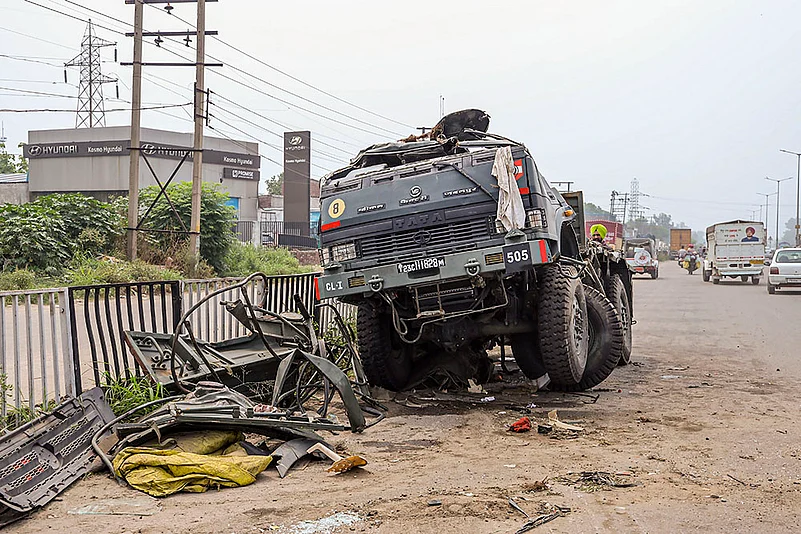 Army truck accident in Jalandhar Punjab, 5 soldiers injured