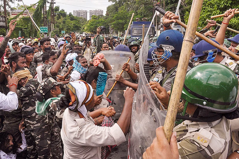 Contractual Assistant Police personnel protest at Hemant Sorens official residence in Ranchi