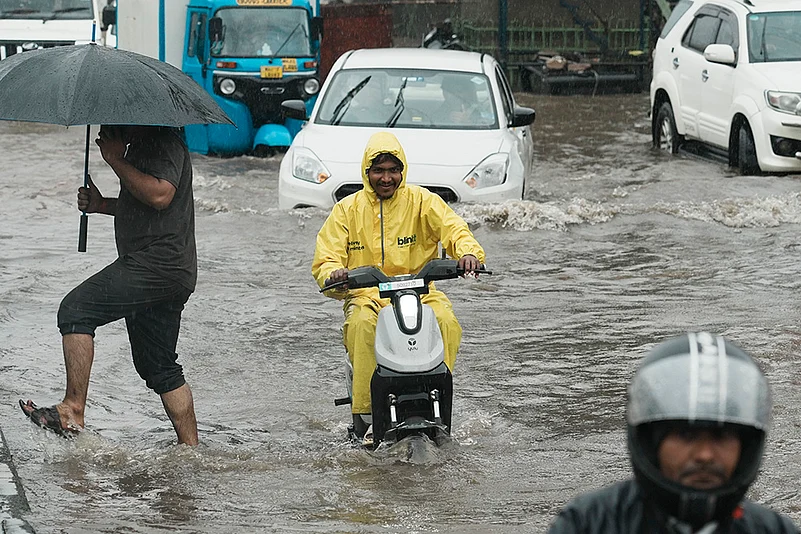 Waterlogged street during heavy rainfall in Mumbai_4