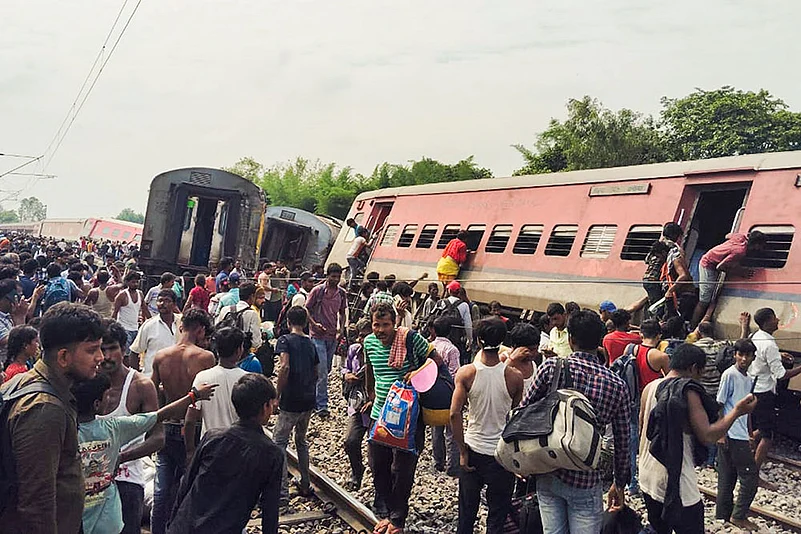 Train derails near Gonda