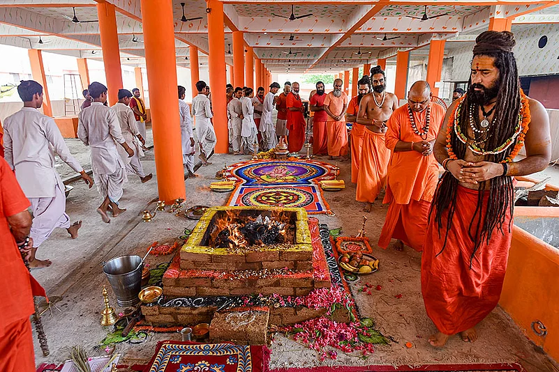 Mahant of Baghambari Math Balveer Giri Maharaj