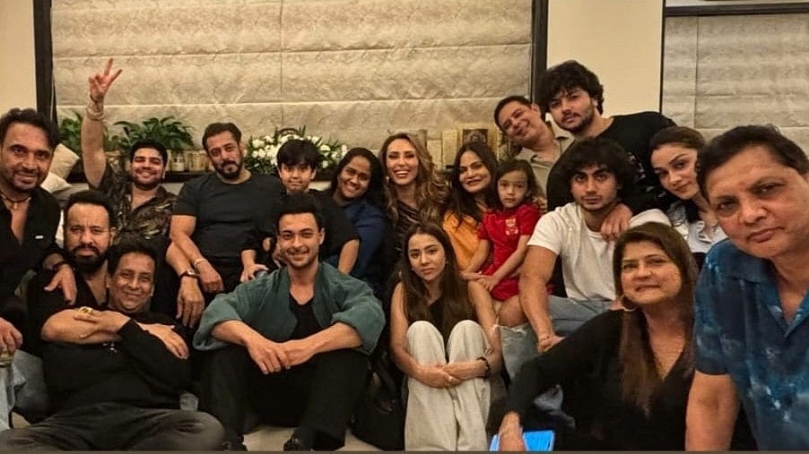 Instagram : Salman Khan celebrates Iulia Vantur's birthday with his family