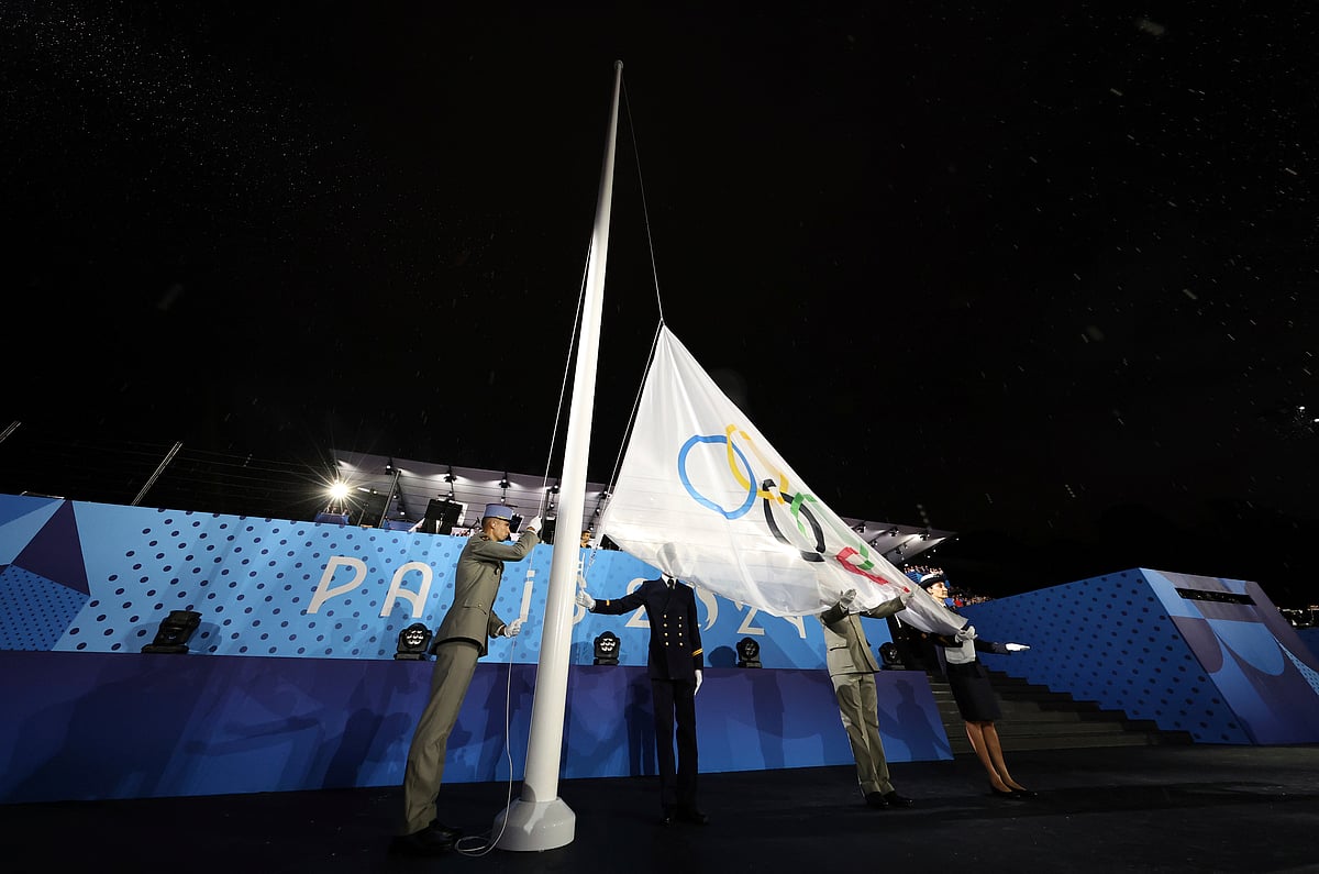 AP : Olympic Flag Raised Upside Down in Paris