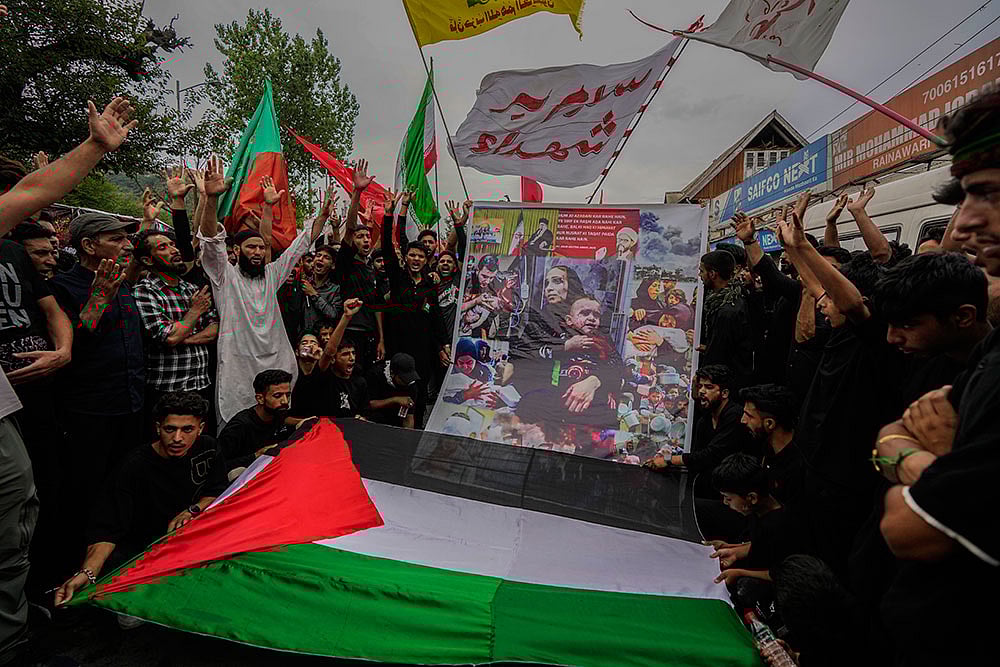 Photo: AP/Mukhtar Khan : Muharram Procession in Kashmir