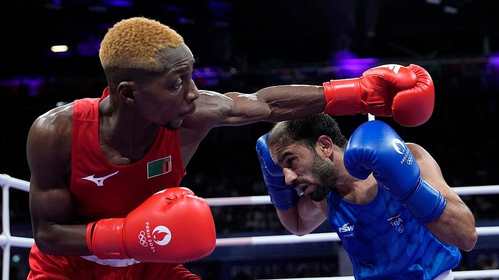 AP : Zambia's Patrick Chinyemba, left, fights India's Amit Panghal (R) in their preliminary men's 51kg boxing match at the 2024 Summer Olympics, Tuesday, July 30, 2024.