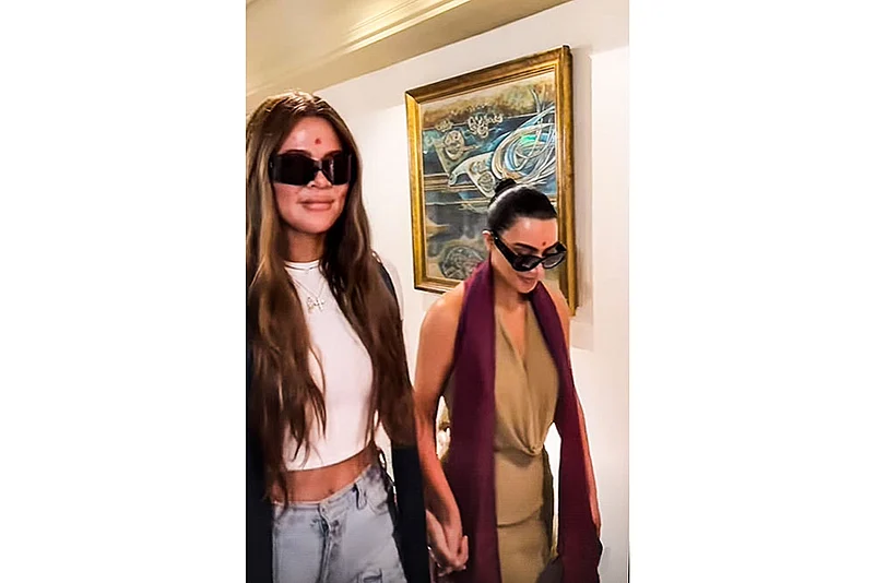 Kim Kardashian and Khloe Kardashian