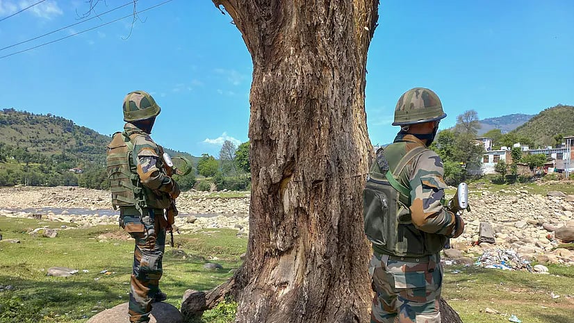 Security forces during encounter in Kashmir.(Representational image) |