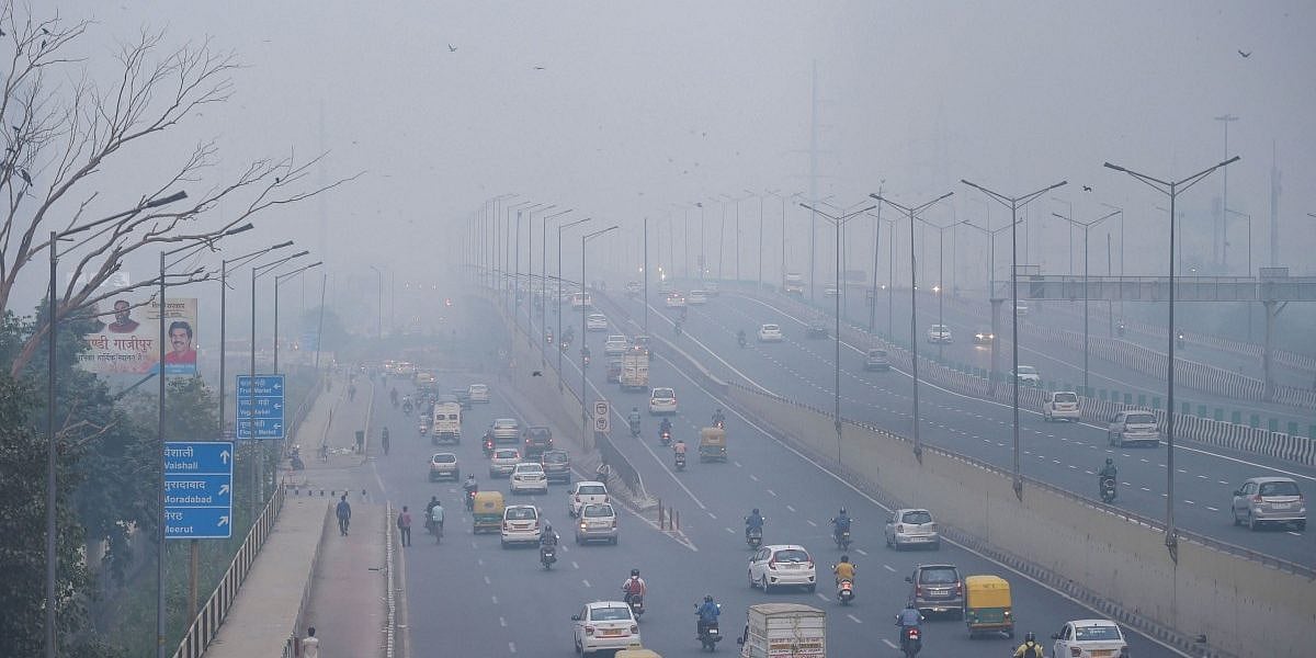 PTI : Thick blanket of smog shrouding Delhi |