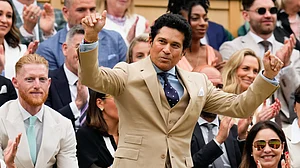 AP Photo/Kirsty Wigglesworth : Former Indian cricketer Sachin Tendulkar reacts as he is introduced on Centre Court ahead of the third-round match between Cameron Norrie of Britain and Alexander Zverev of Germany at the Wimbledon tennis championships in London.