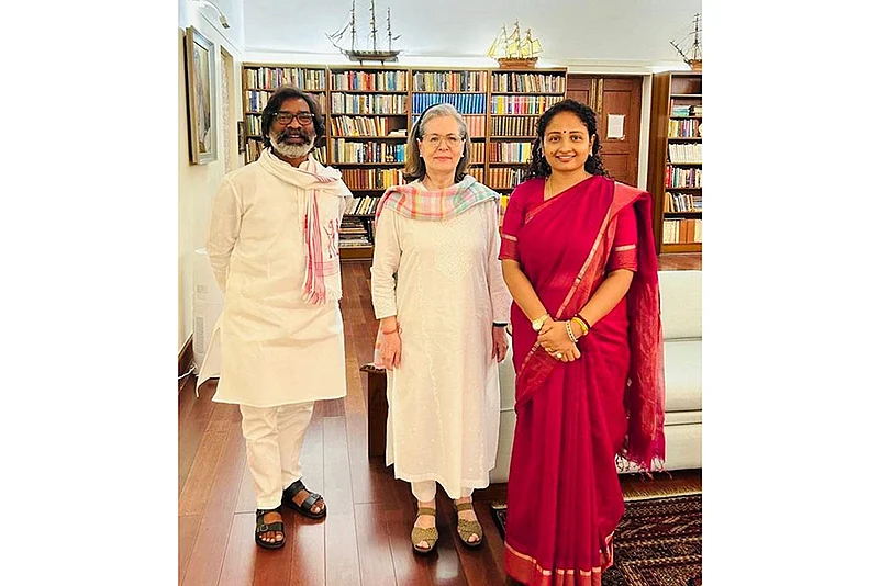 Hemant Soren meets Sonia Gandhi in New Delhi