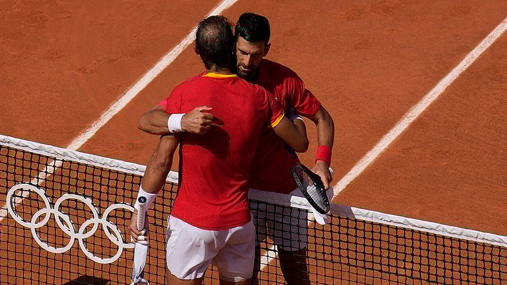 | Photo: AP/Manu Fernandez : Novak Djokovic hugs Rafael Nadal 