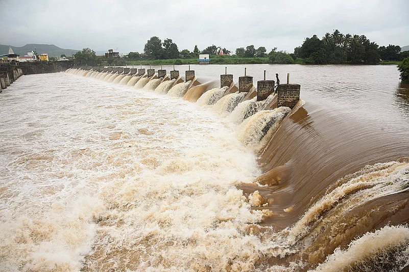 Weather: Khodshi Dam overflows after rain in Satara