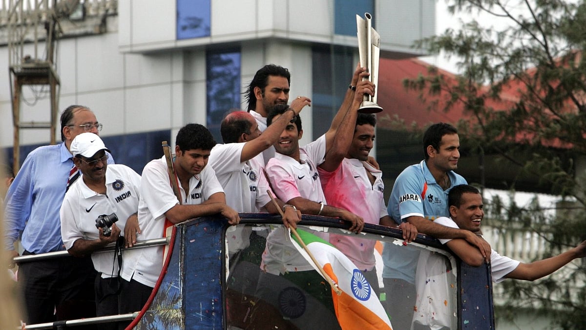 X/hridaysingh16 : The Indian cricket team's joyous open-top bus parade in 2007.