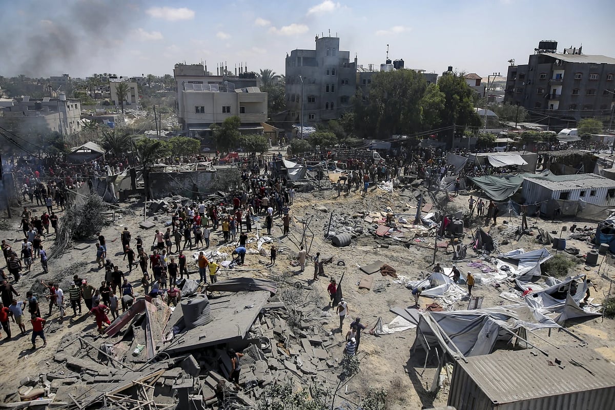 AP : Palestinians inspect trail of destruction after Israeli bombardment |