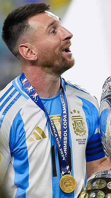 |Photo: AP/Rebecca Blackwell : Argentina's Lionel Messi celebrates with the trophy.