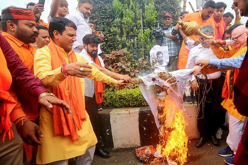 | Photo: PTI : VHP, Bajrang Dal protest against Rahul Gandhi