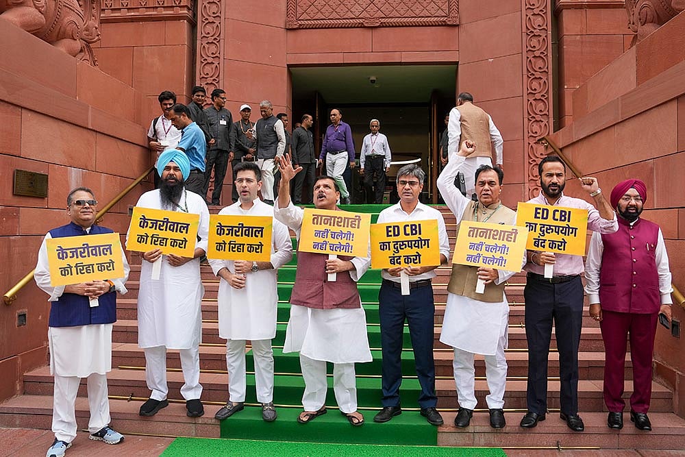 Photo: PTI/Manvender Vashist Lav : Aam Aadmi Party (AAP) MPs protest at the Parliament House
