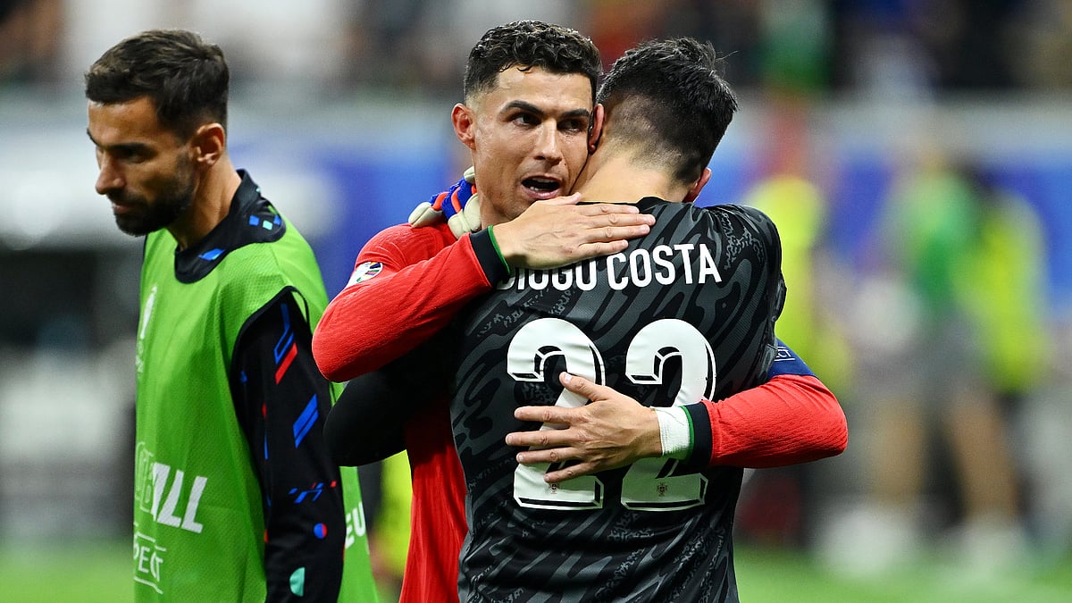 Cristiano Ronaldo congratulates Diogo Costa after Portugal's victory over Slovenia