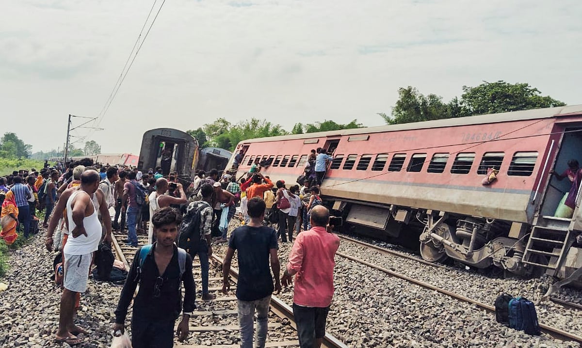 PTI : Dibrugarh Express train derails near UP's Gonda |