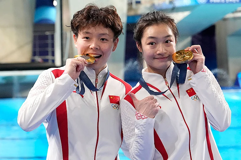 China's Chen Yiwen and Chang Yani - Photo: AP/Lee Jin-man
