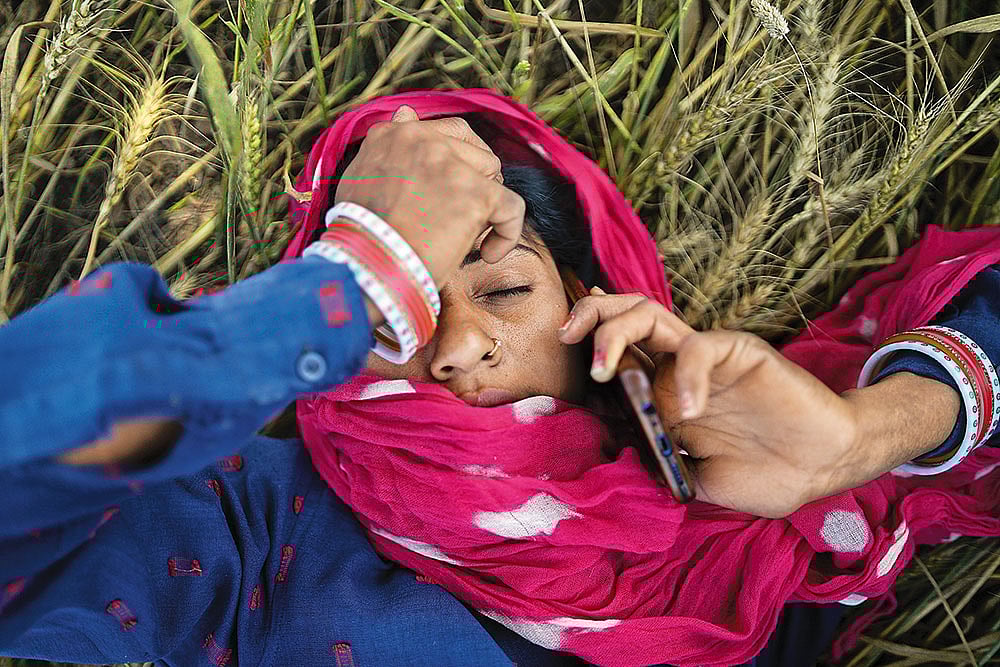 Searing Reality: Darshana, a Dalit woman in western Uttar Pradesh, who works on the farm lands, rests amidst the sweltering heat - Photo: Bhumika Saraswati