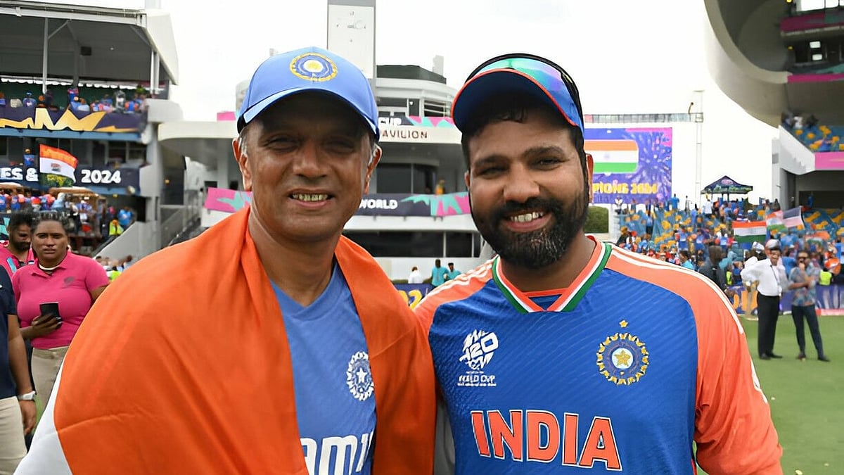 Rahul Dravid (L) and Rohit Sharma posing for a photo after the T20 World Cup win. - Photo: X/ @mufaddal_vohra