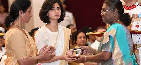 x/@eenadulivenews : Smriti Singh receives posthumous Kirti Chakra on behalf of her husband Anshuman Singh |