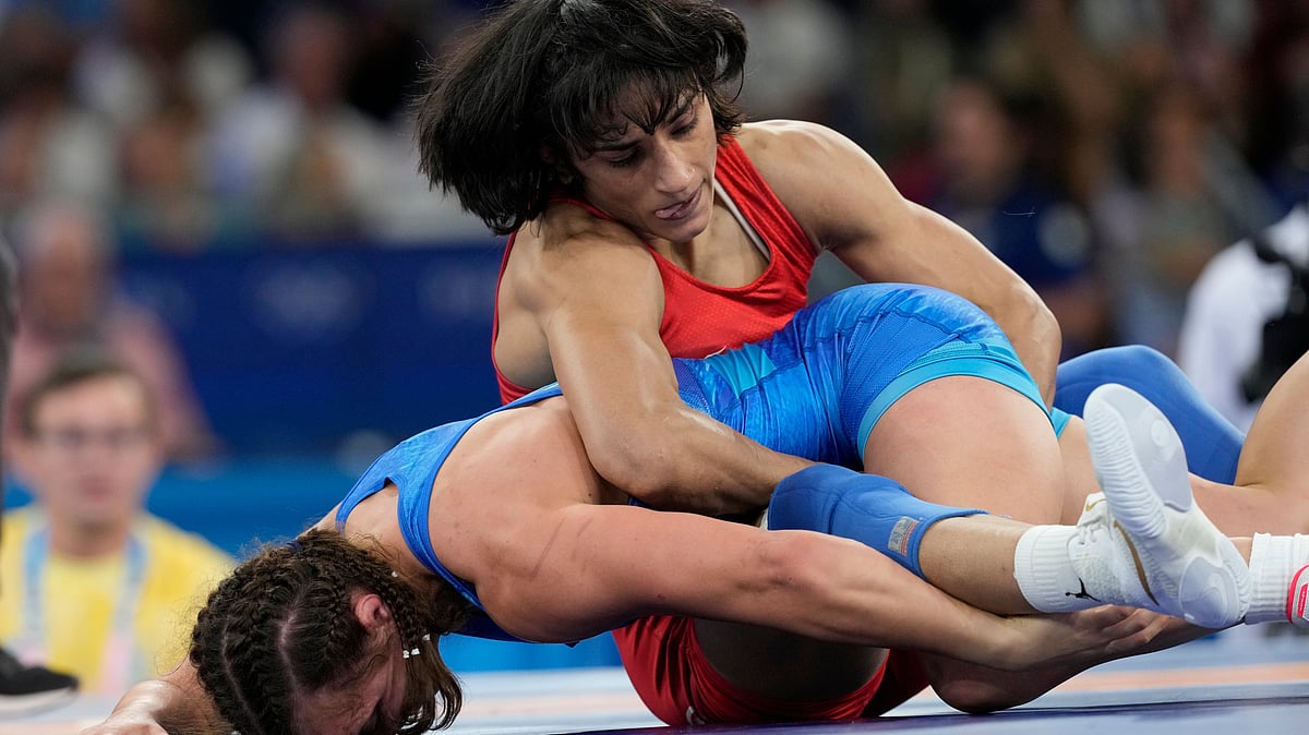 (AP Photo/Eugene Hoshiko) : India's Vinesh Vinesh and Ukraine's Oksana Livach, left, compete during their women's freestyle 50kg quarterfinal wrestling match, at Champ-de-Mars Arena, during the 2024 Summer Olympics, Tuesday, Aug. 6, 2024, in Paris, France. 
