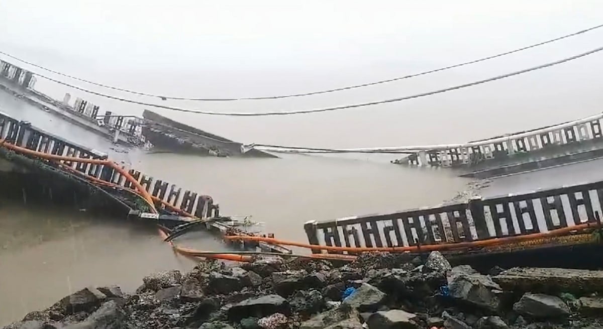 Karnataka: Kali River Bridge Collapses In Karwar; Driver Of Truck That Fell  Into Water Rescued