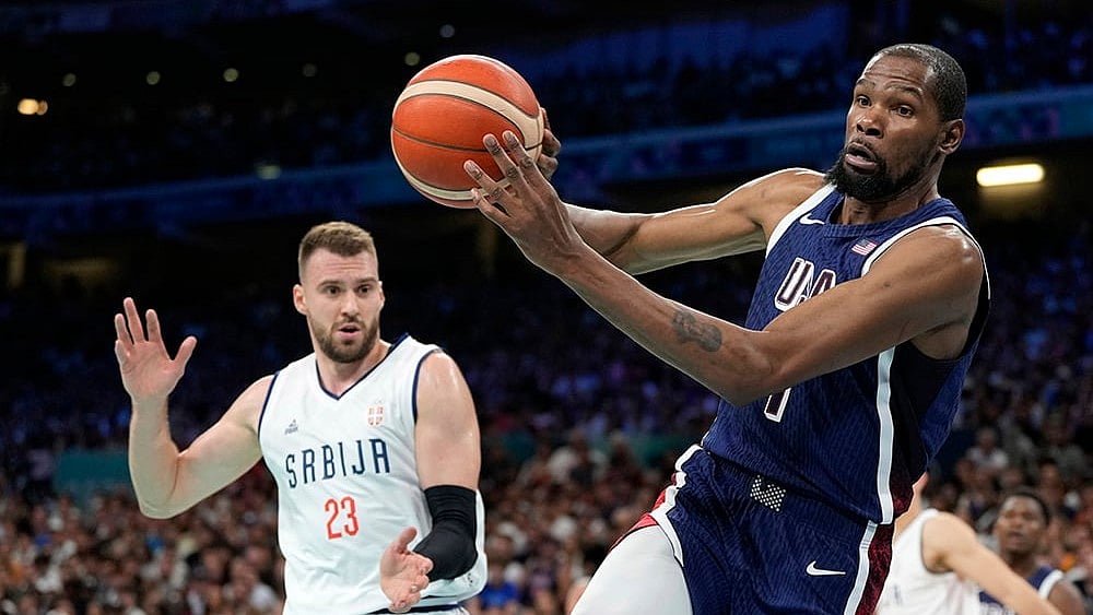 | Photo: AP/Michael Conroy : Kevin Durant of United States passes the ball against Serbia