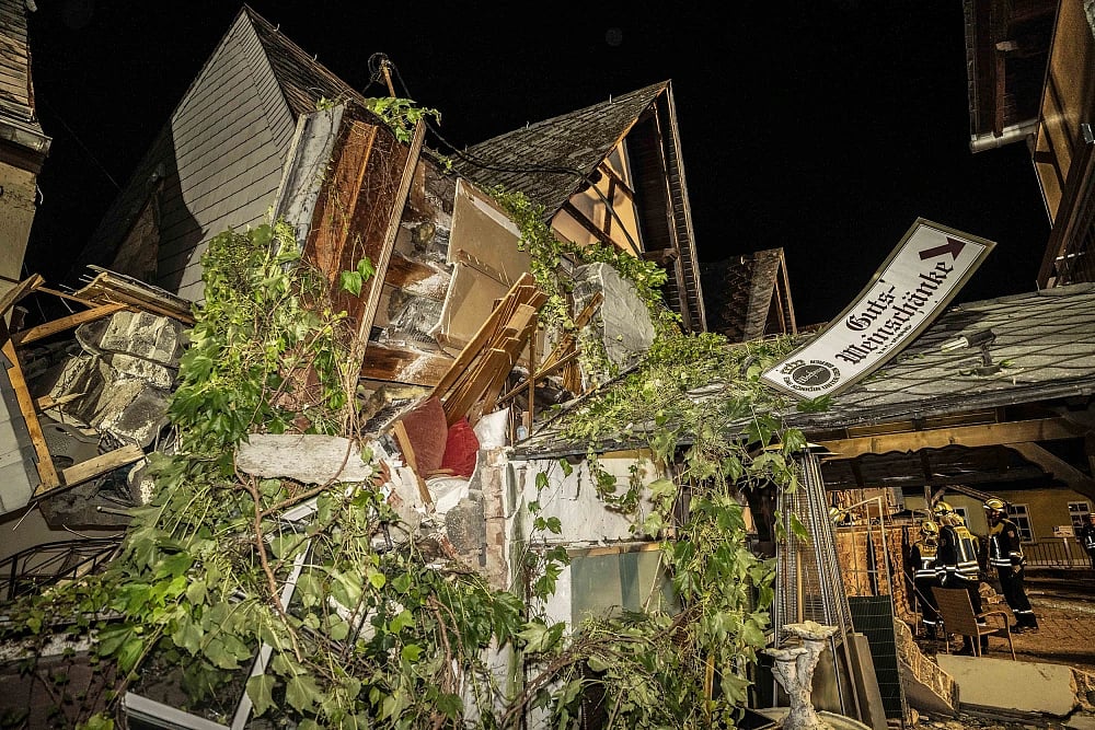 AP : Hotel collapses in Germany 