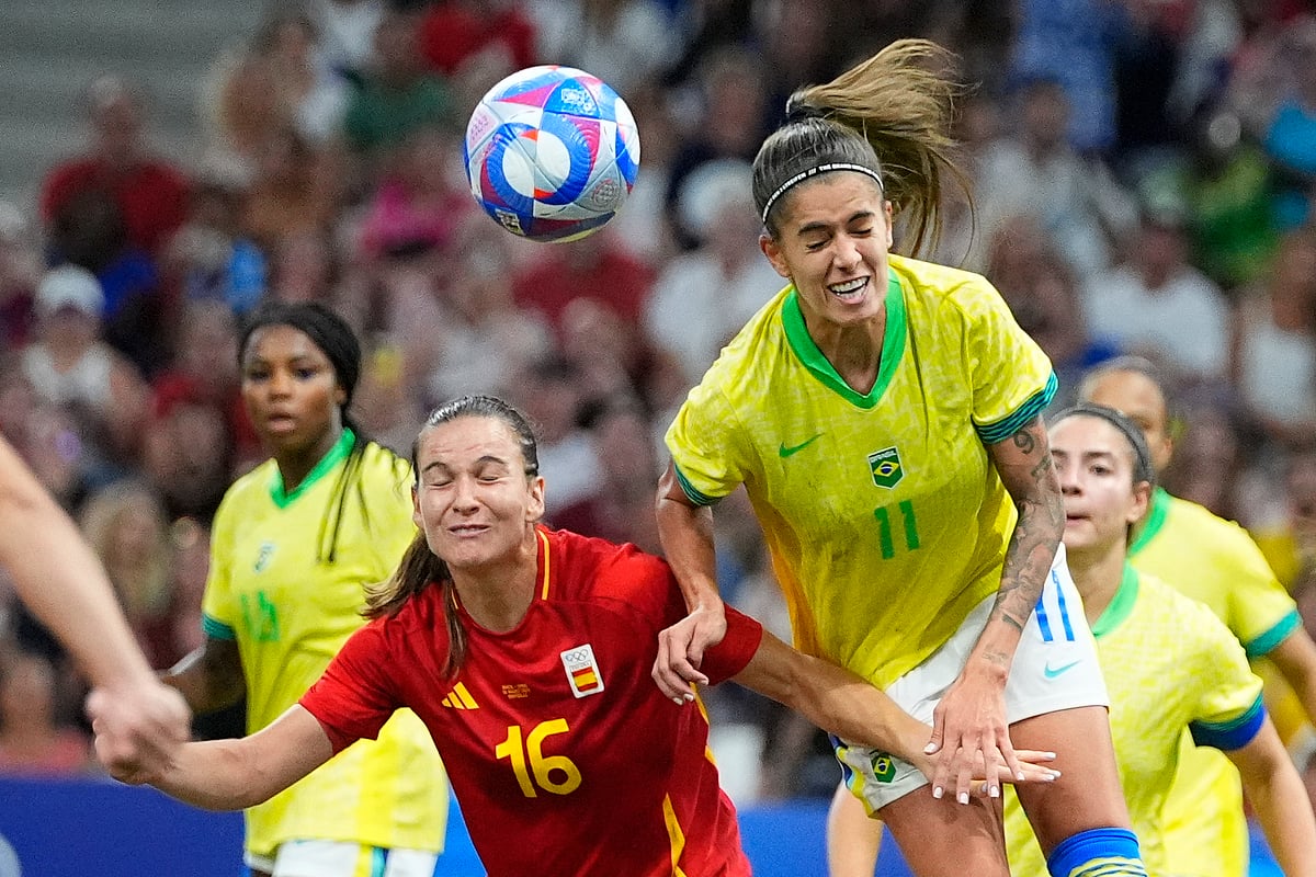 (AP Photo/Julio Cortez) : Brazil's Jheniffer, right, and Spain's Laia Codina battle for the ball during a women's semifinal soccer match between Brazil and Spain at the 2024 Summer Olympics, Tuesday, Aug. 6, 2024, at Marseille Stadium in Marseille, France. 