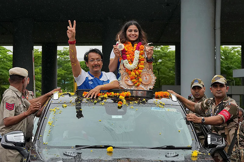 Manu Bhaker with her personal coach Jaspal Rana