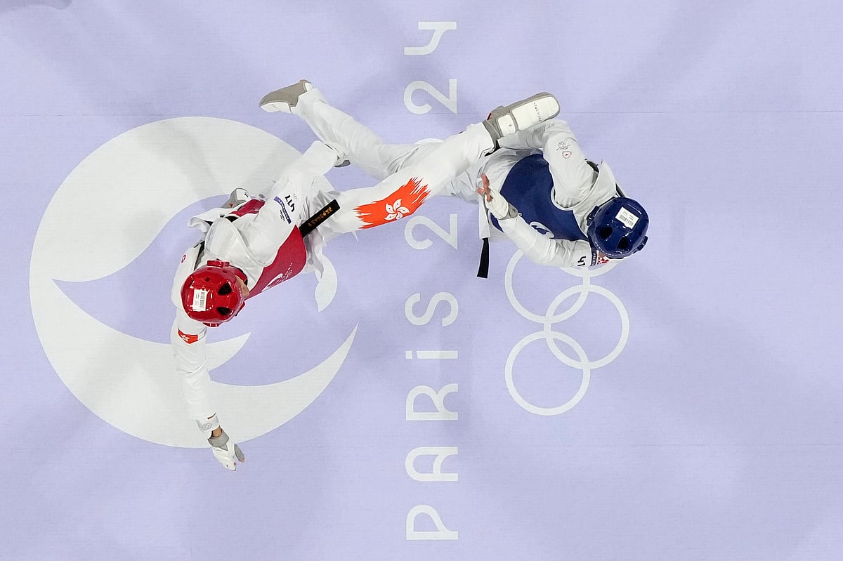  (AP Photo/Andrew Medichini)
 : Hong Kong's Lo Wai Fung competes with Refugees Olympic Team's Yahya Al Ghotany in a men's 68kg Taekwondo match during the 2024 Summer Olympics, at the Grand Palais, Thursday, Aug. 8, 2024, in Paris, France.