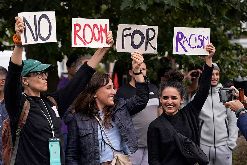 Protest against far-right anti-immigration protest in London_3
