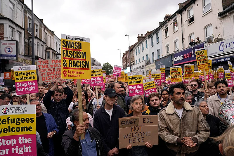 Protest against far-right anti-immigration protest in London_2