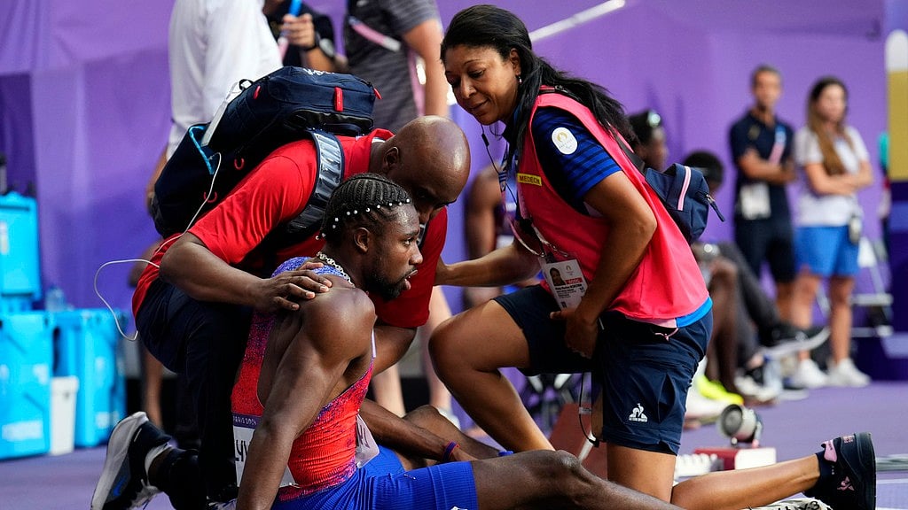 AP : Noah Lyles, of the United States, is treated by medical staff following the men's 200-meters final at the 2024 Summer Olympics