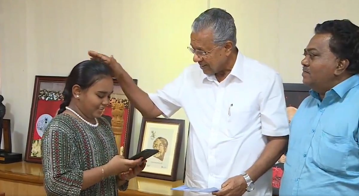 Harini Sri (L) giving her donation to Kerala CM Pinarayi Vijayan | 