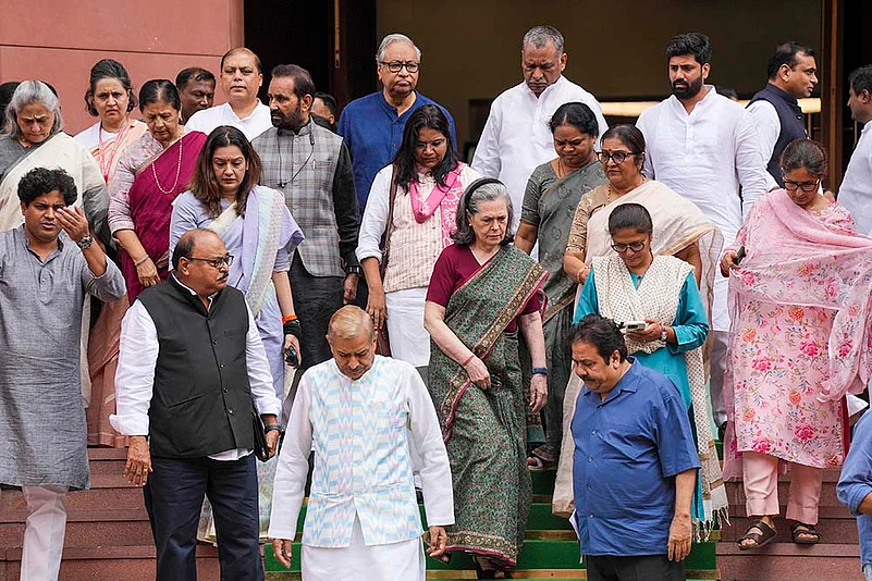 Sonia Gandhi, Rajeev Shukla, Pramod Tiwari, Shiv Sena (UBT) MP Priyanka Chaturvedi