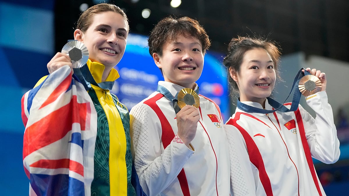 AP Photo/Lee Jin-man : Gold medalist China's Chen Yiwen, center, China's Chang Yani, bronze medalist at right, and silver medalist Australia's Maddison Keeney, left, pose with their medals on the podium after the women's 3m springboard diving final, at the 2024 Summer Olympics, Friday, Aug. 9, 2024, in Saint-Denis, France.