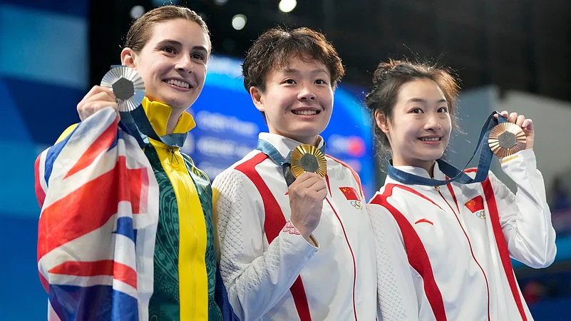 Gold medalist Chinas Chen Yiwen, center, Chinas Chang Yani, bronze medalist at right
